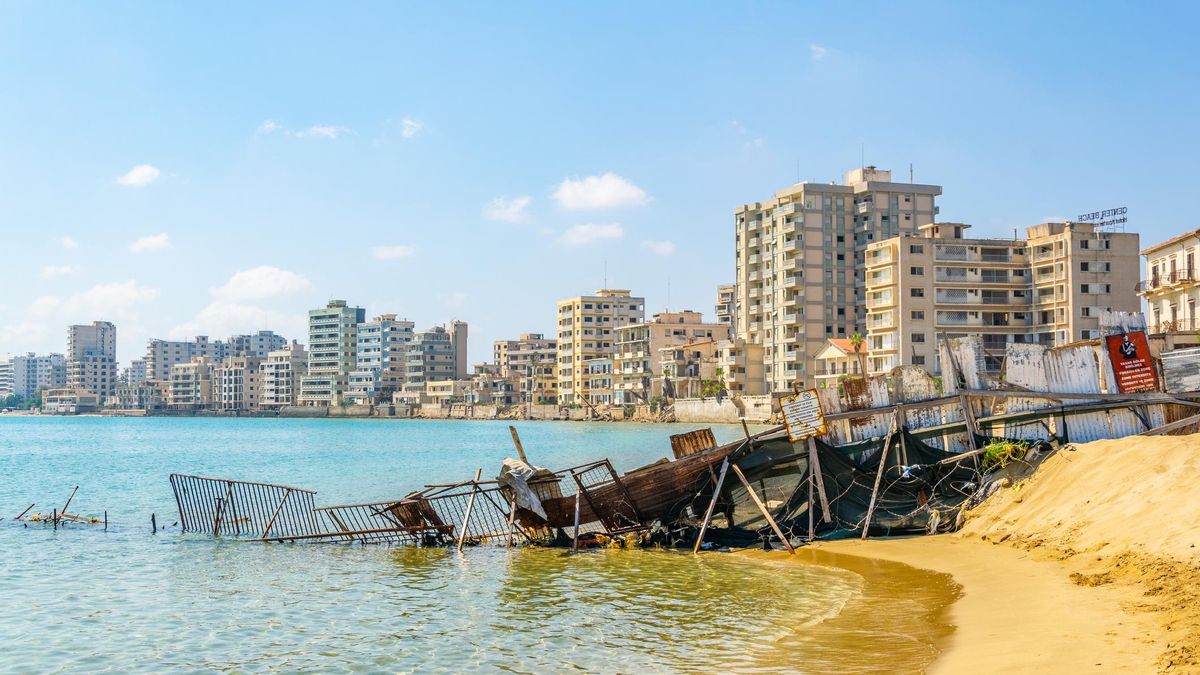 Varosha, la ciudad fantasma que quedó abandonada hace 50 años y ahora reabre sus puertas para los visitantes