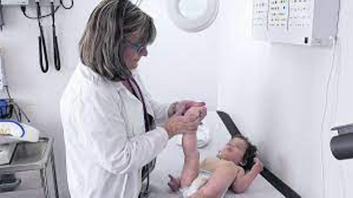 Una pediatra en el ejercicio de su profesión.