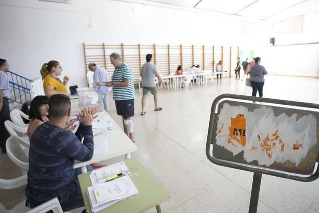 Electores canarios votando en Fuerteventura.