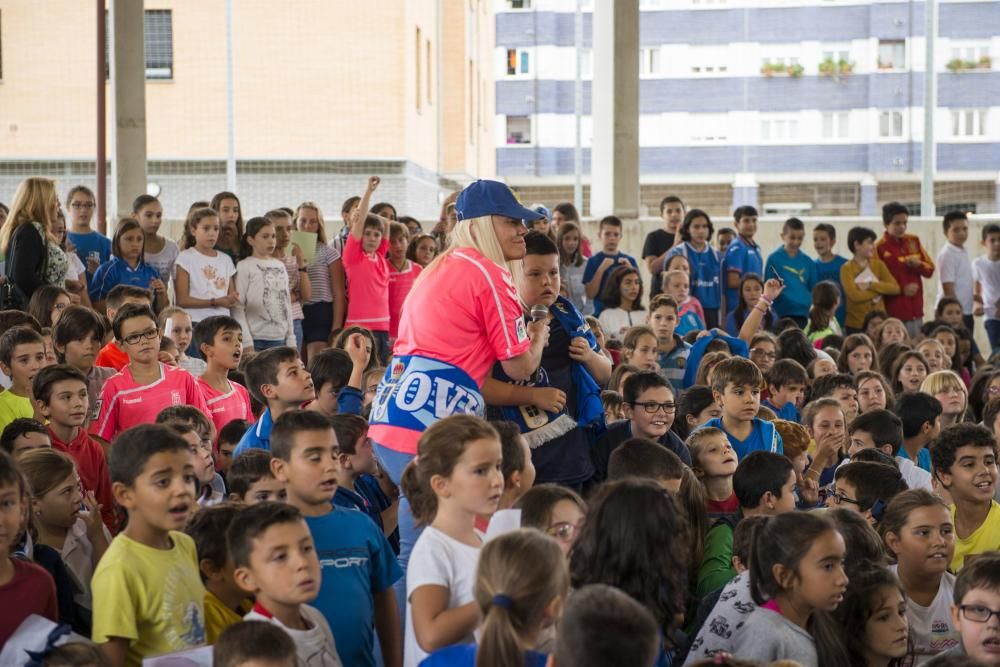 Los jugadores del Real Oviedo, Esteban y Diegui, visitan el colegio de La Corredoria 2