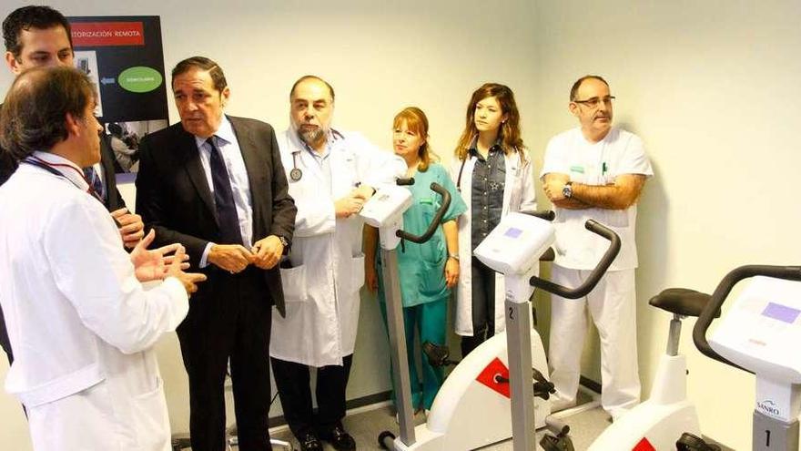 El jefe de Cardiología explica el funcionamiento de la unidad al consejero de Sanidad, en presencia de los profesionales.