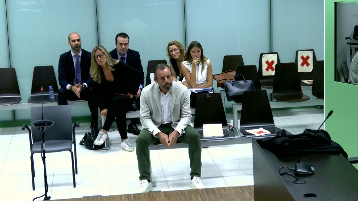 Imatge extreta de senyal de televisió de l'expresident del Barça, Sandro Rosell, assegut al banc dels acusats durant el judici contra ell per frau fiscal