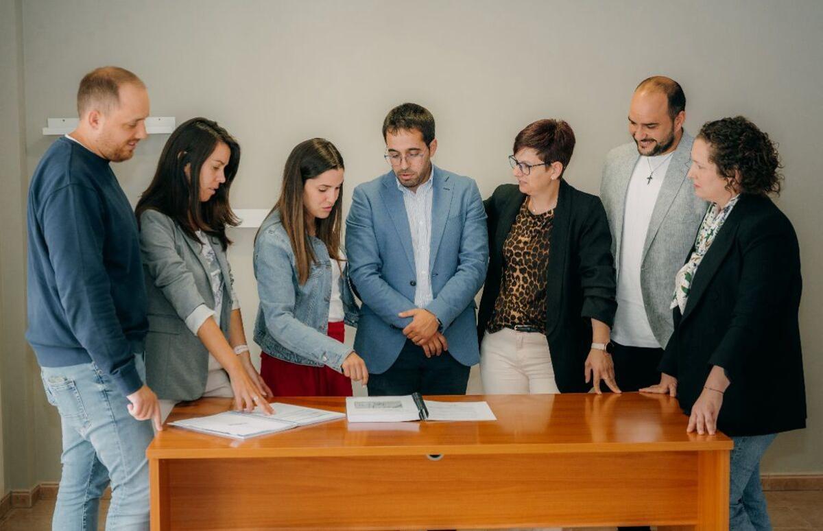 El alcalde Romar, cuarto por la izquierda, con su equipo en el proceso de licitación