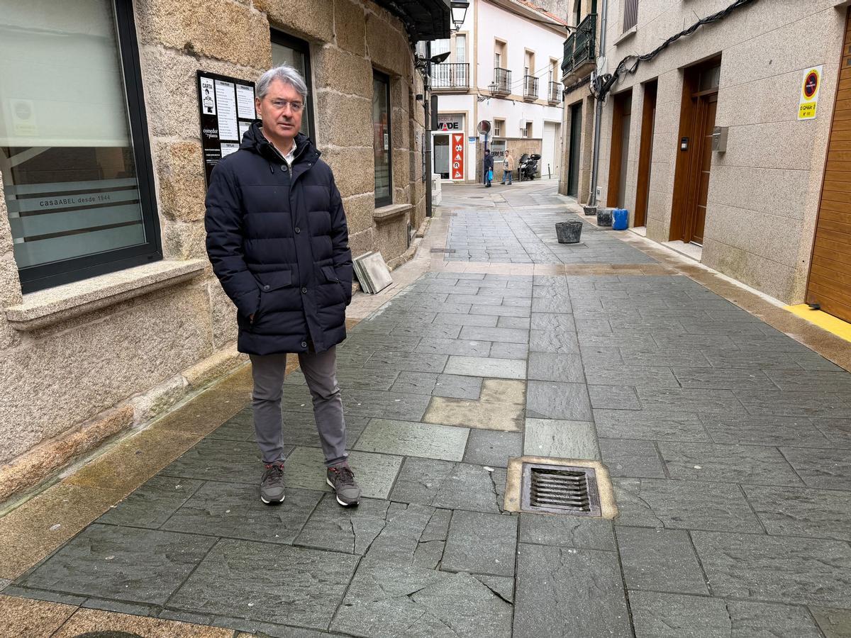 José Cacabelos revisando el estado de la calle Platería, esta mañana.