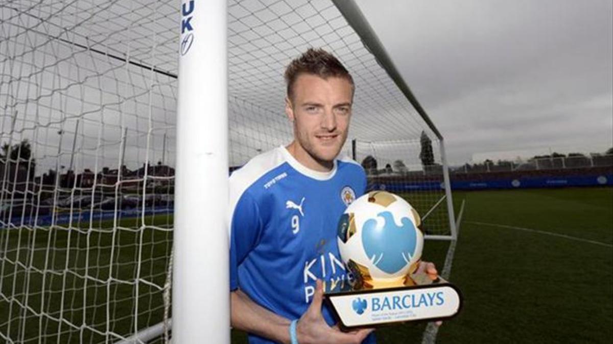 Jamie Vardy muestra orgulloso la distinción recibida como jugador del año