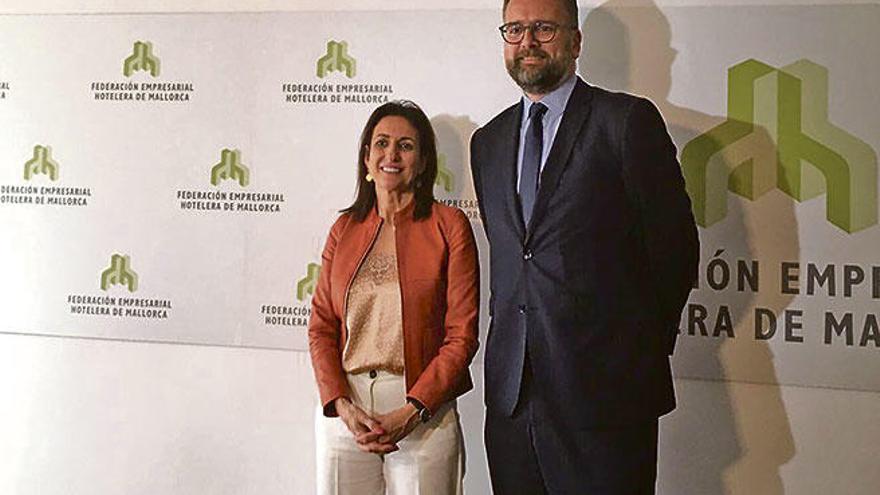 Inma Benito y Lloyd Milen, ayer tras la reunión con la junta directiva de la Federación Hotelera.