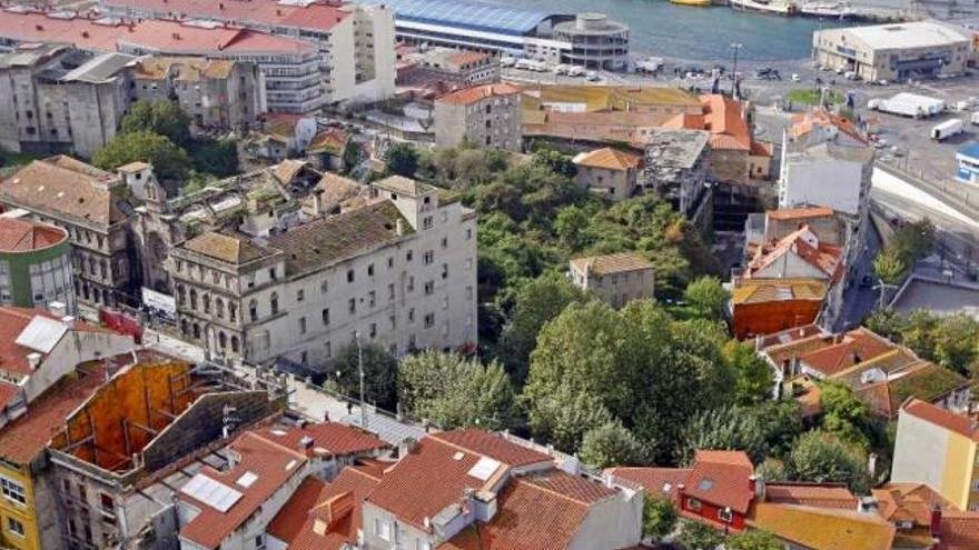Vista del Barrio do Cura, entre el Paseo de Alfonso y O Berbés, y del antiguo asilo de Pi y Margall.  // M. G. Brea