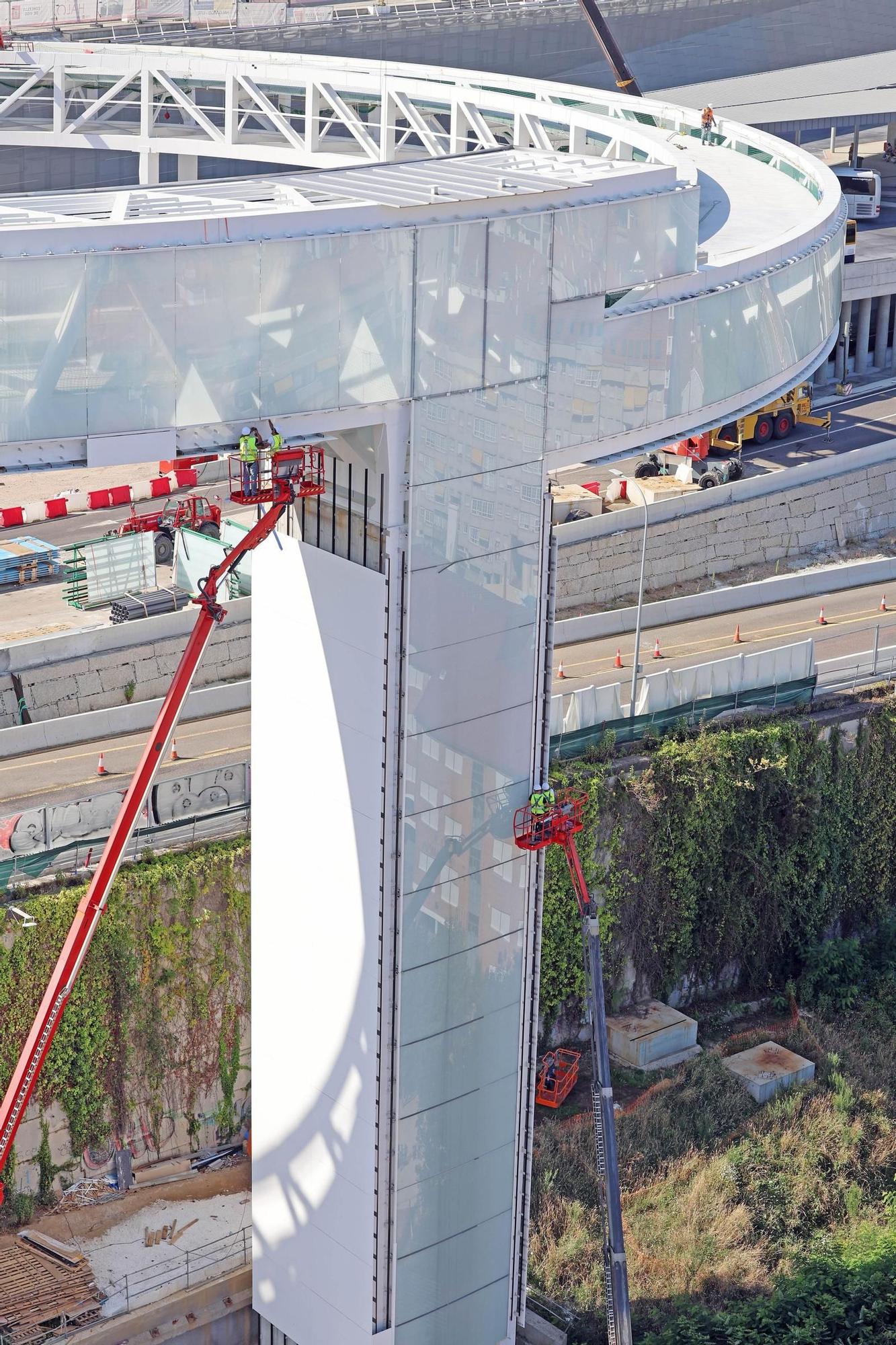 El anillo del ascensor HALO finaliza su izado y "aluniza" en la plaza de Vialia