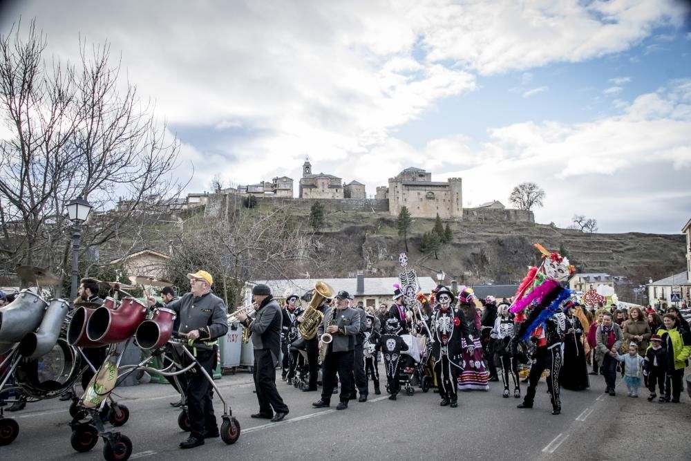 Desfile de carnaval en Puebla de Sanabria.