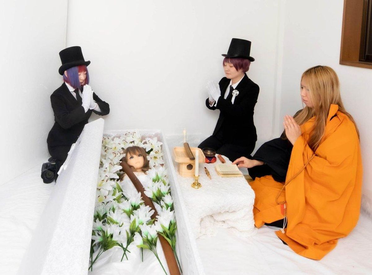 GRAF9945. TOKIO, 14/02/2020.- Fotografía cedida por la fotógrafa japonesa LEiyA Arata (izquierda) del funeral de una muñeca sexual en Love Doll Funeral, un servicio que anhela normalizar las exequias de las que son vistas por muchos de sus dueños como compañeras de vida. El servicio, que puso en marcha el pasado 22 de enero y está oficiado por la monja budista y actriz porno Rei Kato (izquierda) en la ciudad de Higashiosaka, en el oeste de Japón, nació del deseo de Arata de que estas muñecas sean tratadas con respeto y de su propio anhelo por su belleza quimérica y el amor del que son objeto. EFE/Leiya Arata *****SÓLO USO EDITORIAL // NO VENTAS // NO ARCHIVO***** GRAF9945. TOKIO, 14/02/2020.- Fotografía cedida por la fotógrafa japonesa LEiyA Arata (izquierda) del funeral de una muñeca sexual en Love Doll Funeral, un servicio que anhela normalizar las exequias de las que son vistas por muchos de sus dueños como compañeras de vida. El servicio, que puso en marcha el pasado 22 de enero y está oficiado por la monja budista y actriz porno Rei Kato (izquierda) en la ciudad de Higashiosaka, en el oeste de Japón, nació del deseo de Arata de que estas muñecas sean tratadas con respeto y de su propio anhelo por su belleza quimérica y el amor del que son objeto. EFE/Leiya Arata *****SÓLO USO EDITORIAL // NO VENTAS // NO ARCHIVO*****