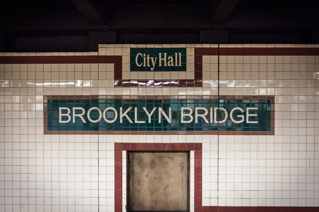 Los azulejos que revisten las paredes de la estación.