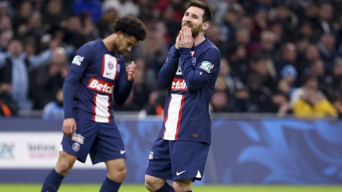 Lionel Messi se lamenta durante un partido del París Saint-Germain.