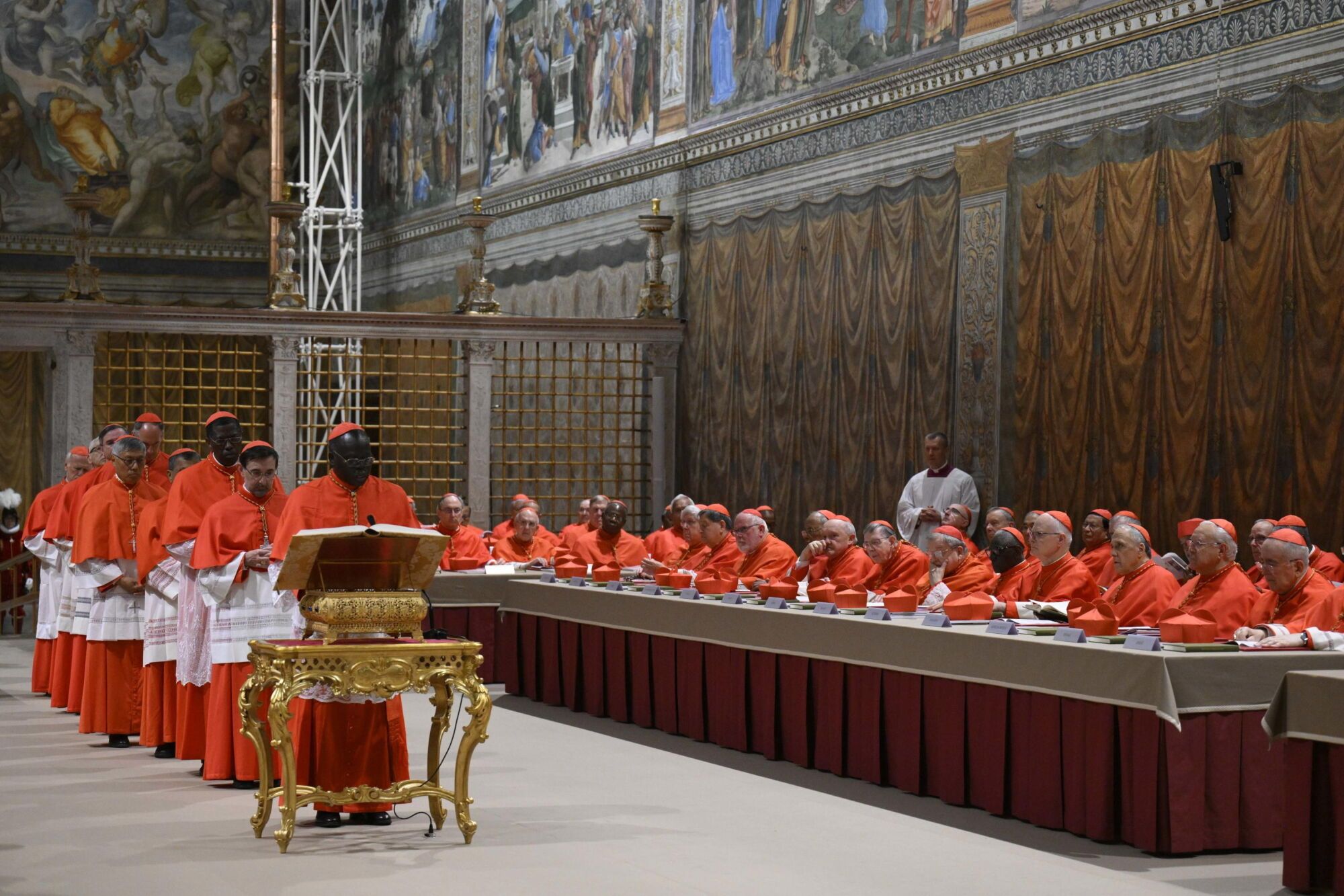 Un cardenal lee el juramento antes del inicio del cónclave para elegir a un nuevo Papa en la capilla Sixtina de la Ciudad del Vaticano, 07 de mayo de 2025. (Papa, Cardenal) EFE/EPA/VATICAN MEDIA HANDOUT USO EDITORIAL SOLAMENTE/SIN VENTASUSO EDITORIAL SOLAMENTE/SIN VENTAS. HANDOUT EDITORIAL USE ONLY/NO SALESHANDOUT EDITORIAL USE ONLY/NO SALES
