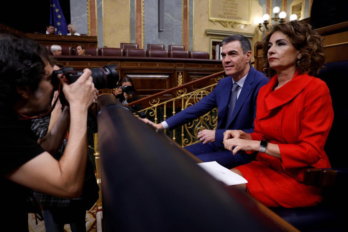 El presidente del Gobierno, Pedro Sánchez, y la vicepresidenta primera y ministra de Hacienda, María Jesús Montero.