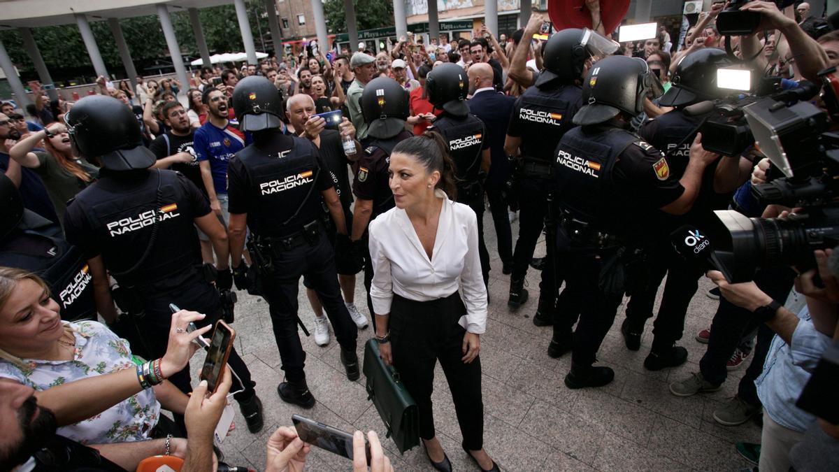 Macarena Olona, escoltada por la Policía Nacional en la plaza de la Merced de Murcia.