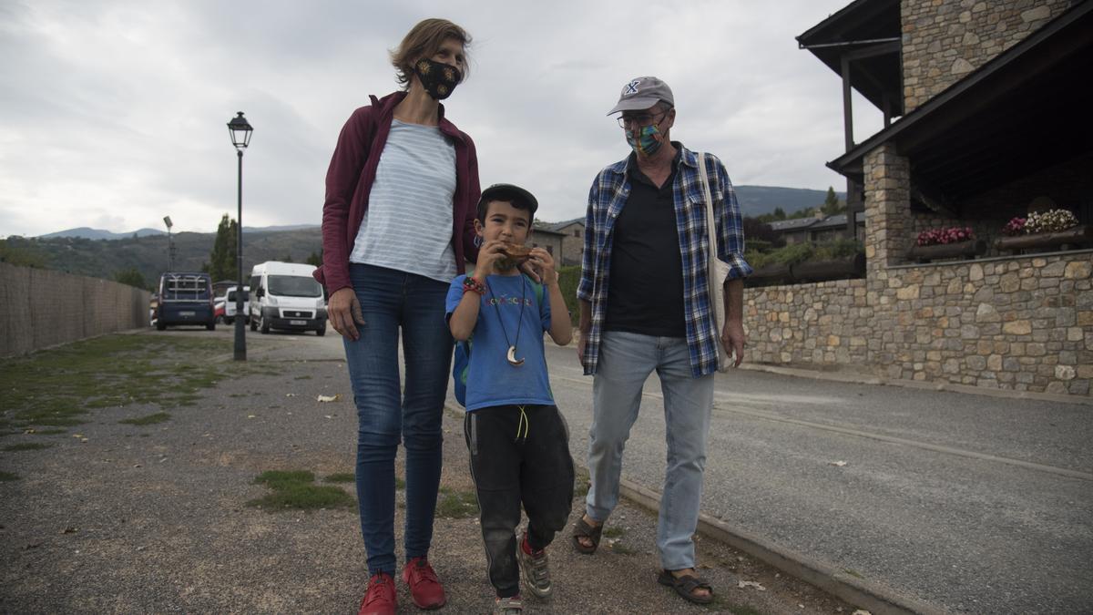 Una família porta el seu fill a l&#039;escola de Ger