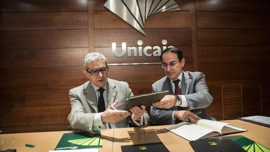 Los presidentes de Unicaja, Braulio Medel (i) y de la CEA, Javier González de Lara, durante la firma de un nuevo acuerdo de colaboración.