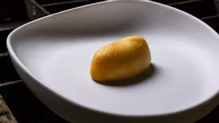 La tortilla que tiene forma de 'nigiri' o croqueta y textura de 'mochi'