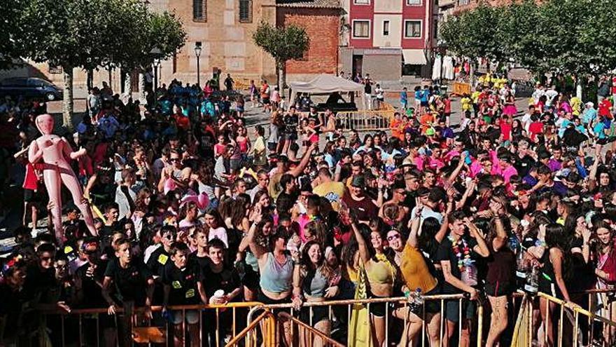 Numerosos jóvenes toman la plaza de La Glorieta durante la concentración de peñas que inauguró las fiestas de Toro.