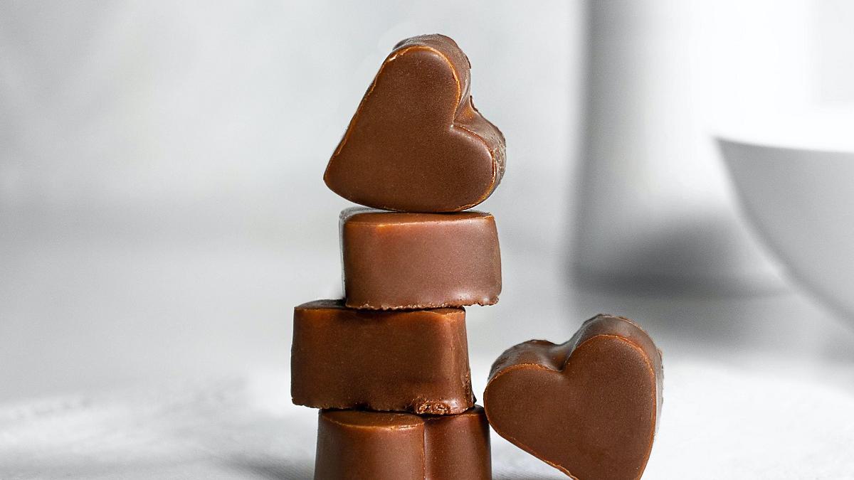 El chocolate estimula la serotonina, neuro trasmisor implicado en los estados de ánimo.