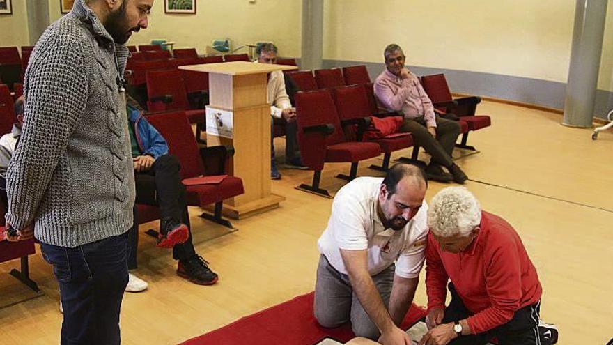 El concejal, en los cursos para el uso de desfibriladores.