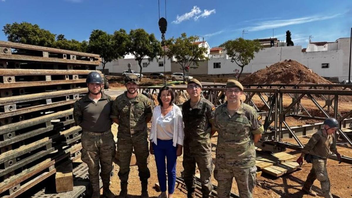 La alcaldesa con el General del Ejército de Tierra de Valencia y Castellón durante la desinstalación del puente Bailey.