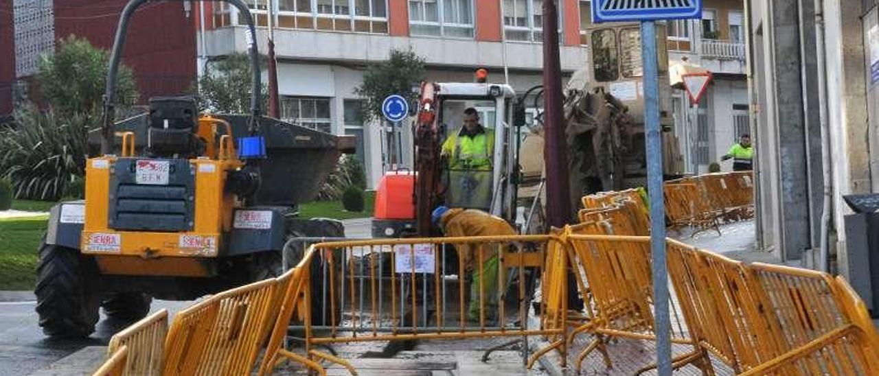 Obras de canalización de gas natural en Lalín en 2014. // Bernabé