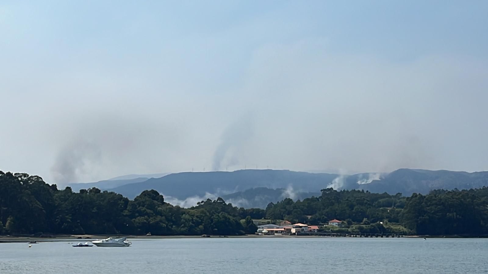 Boiro cercado por el fuego tras declararse un incendio que ha calcinado ya 350 hectáreas