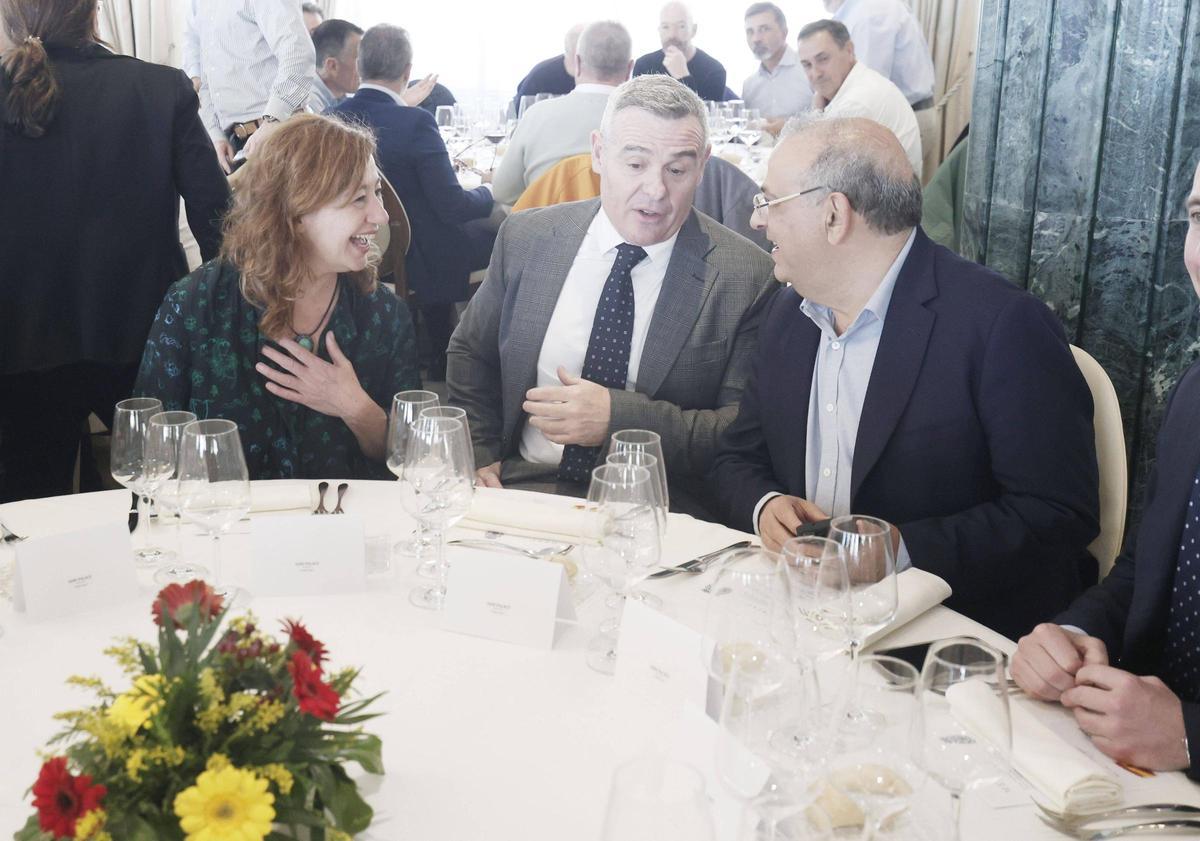 José Luis Santafé conversa con Francina Armengol y Alfonso Rodríguez.