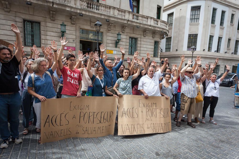 Manos alzadas en Palma para la acogida de refugiados del Open Arms y el Ocean Viking