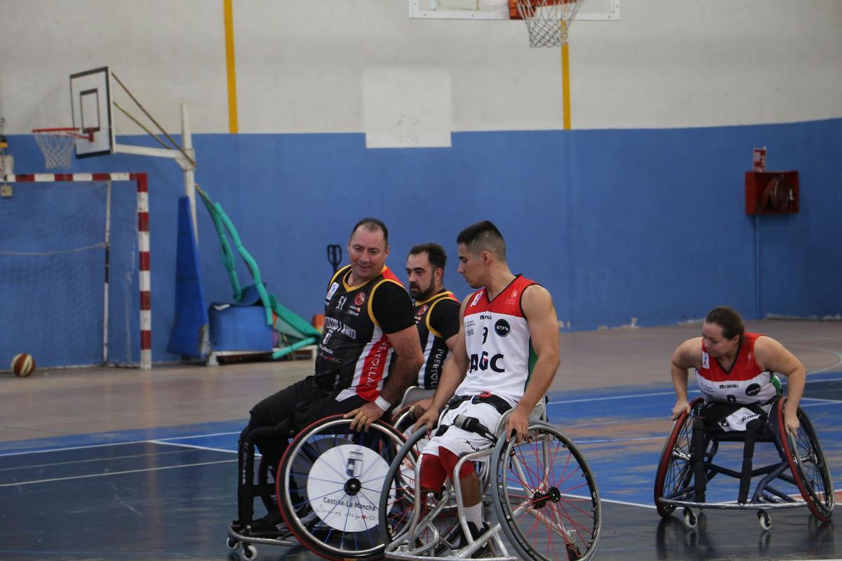 Partido de baloncesto en silla de ruedas en el pabellón del Genovés.