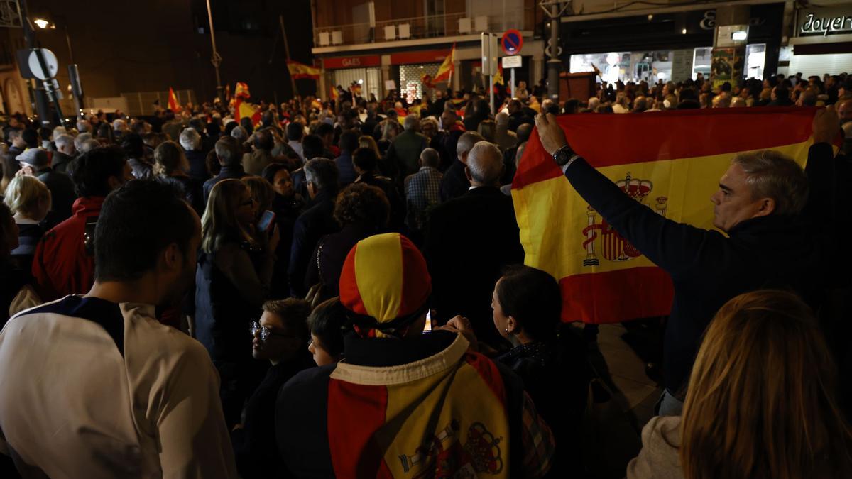 Vecinos de Cartagena protestan por el pacto de PSOE y Junts.