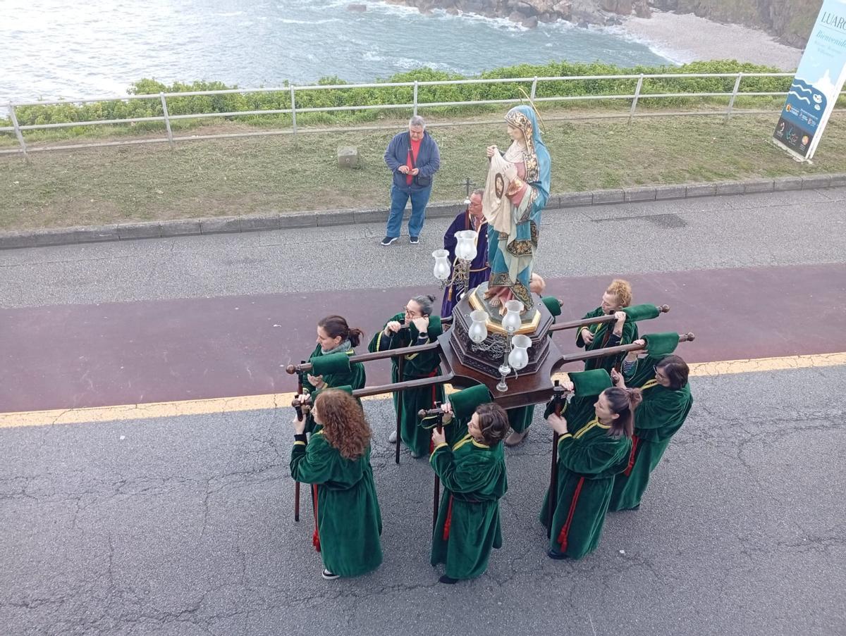 En imágenes: La procesión de bajada marca el inicio de la Semana Santa en Luarca