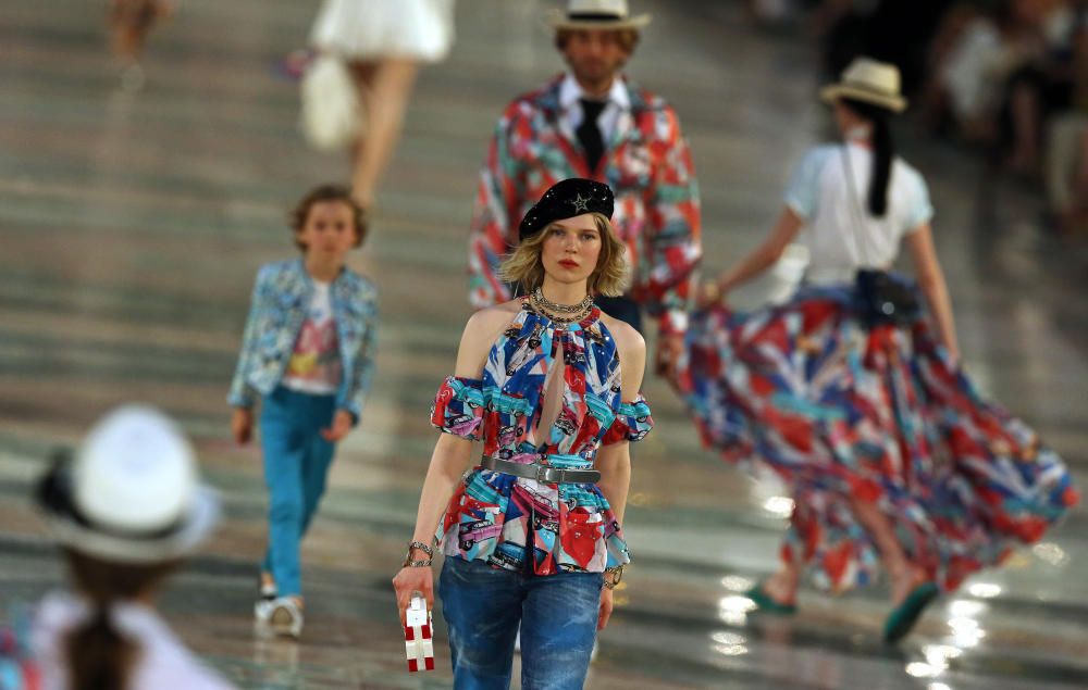 Modelos lucen prendas de Chanel durante la primera pasarela en La Habana.