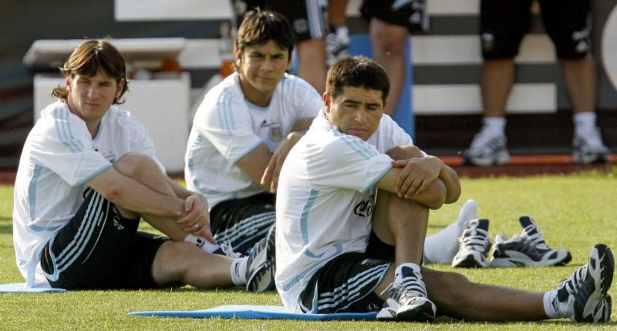 Juan Román Riquelme junto a Messi en un entrenamiento