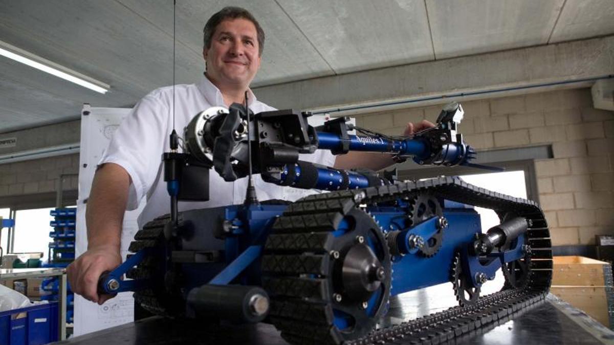 Joan Martorell hijo, presidente de Gutmar, con el robot Aquiles, de uso para fuerzas policiales y militares.