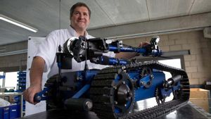 Joan Martorell hijo, presidente de Gutmar, con el robot Aquiles, de uso para fuerzas policiales y militares.