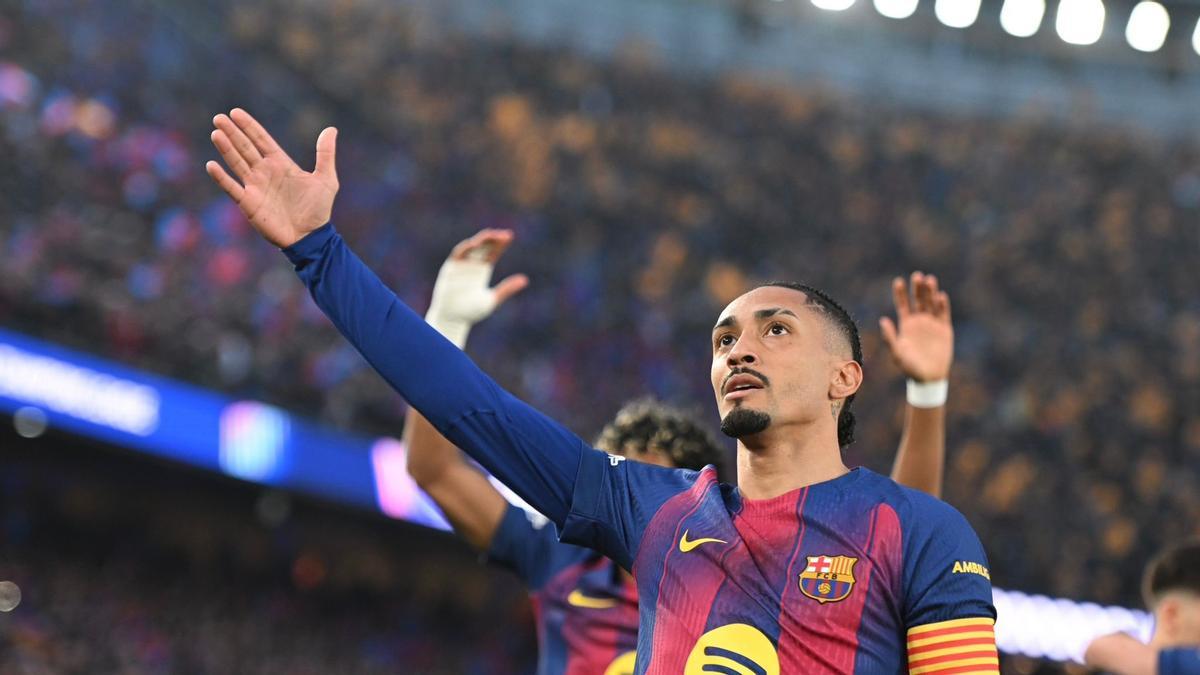 Raphinha brinda un gol al público, este miércoles ante el Newcastle