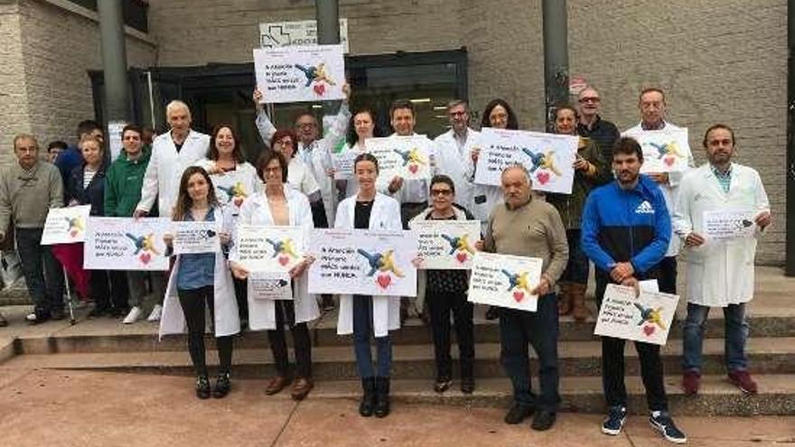 La protesta tuvo lugar ante el centro de salud de Lérez. // FdV