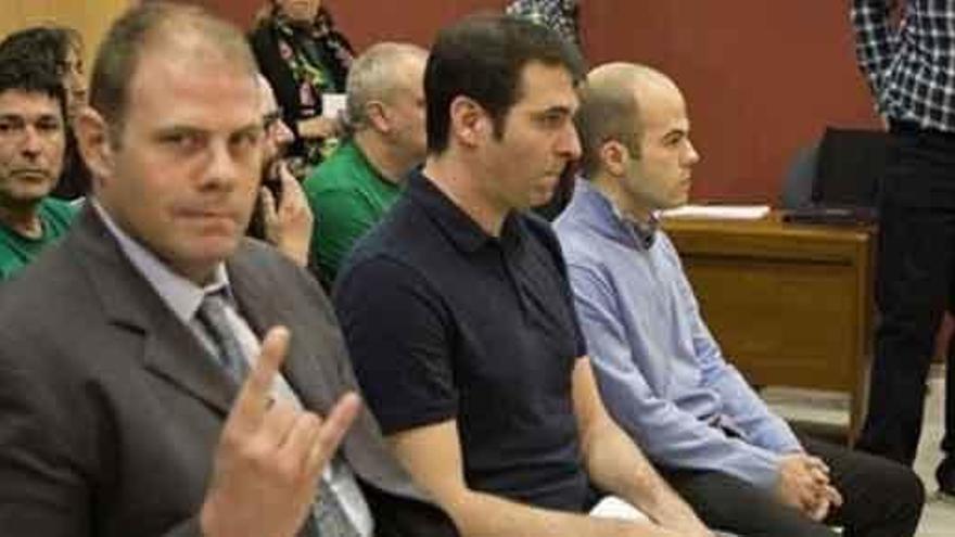 En primer plano, los tres encausados durante el juicio.