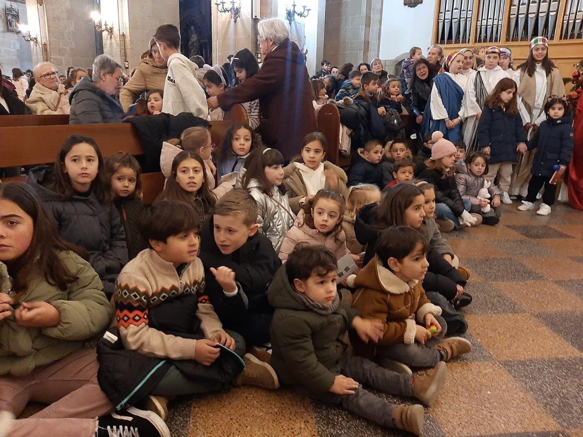 Los Reyes Magos llegan a la Pola para adorar al Niño Jesús y recibir a los pequeños