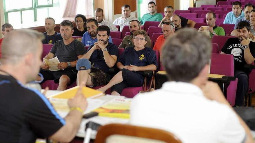 Asistentes a la asamblea en la Casa da Cultura de Silleda. // Bernabé/Javier Lalín