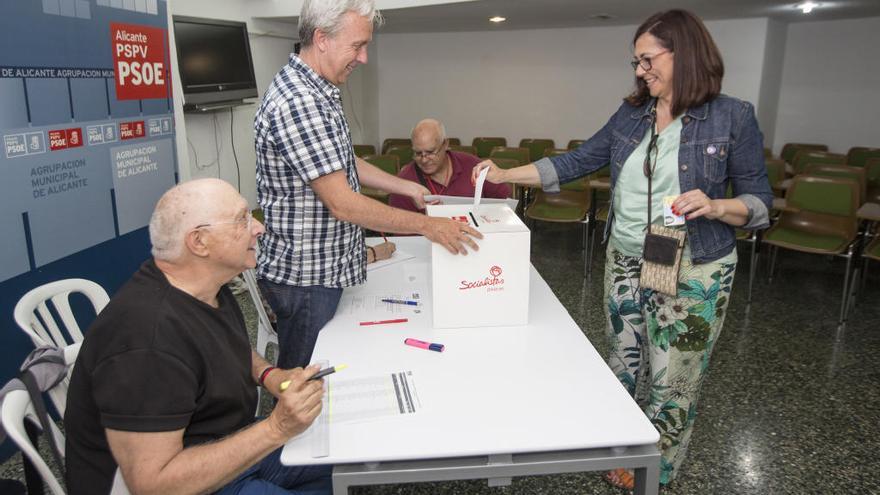 Trino Amorós vota en la sede de PSOE de Alicante.