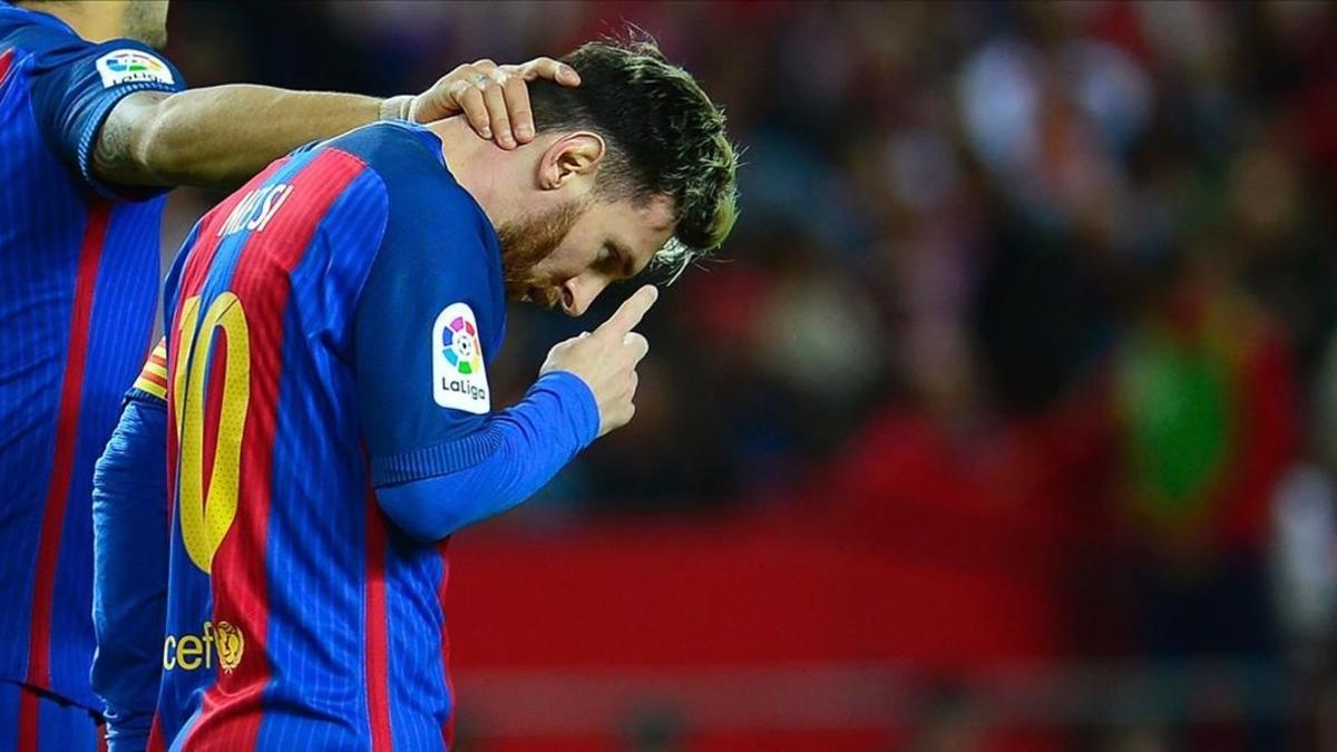 Messi festeja su gol al Sevilla en el Sánchez Pizjuán.