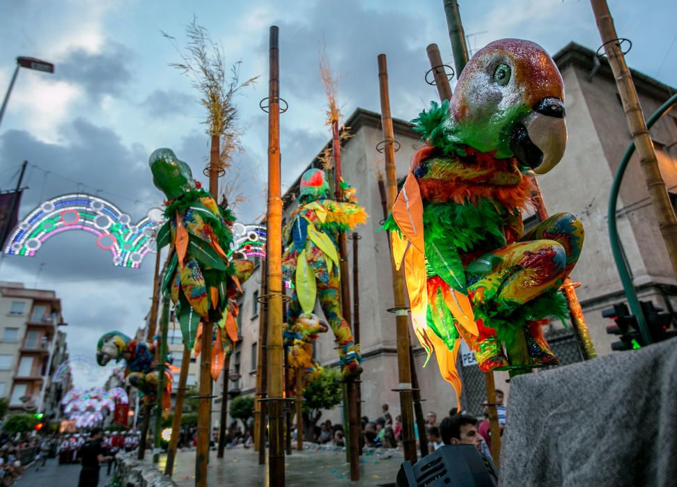 El espectáculo recrea la conquista de la isla de Tortuga con un boato de casi 400 personas, animadas danzas y guiños a la historia