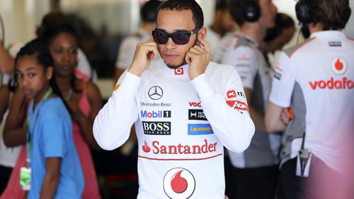 El piloto británico Lewis Hamilton, de McLaren, en la primera sesión de entrenamientos libres para el Gran Premio de Abu Dabi de Fórmula 1. EFE