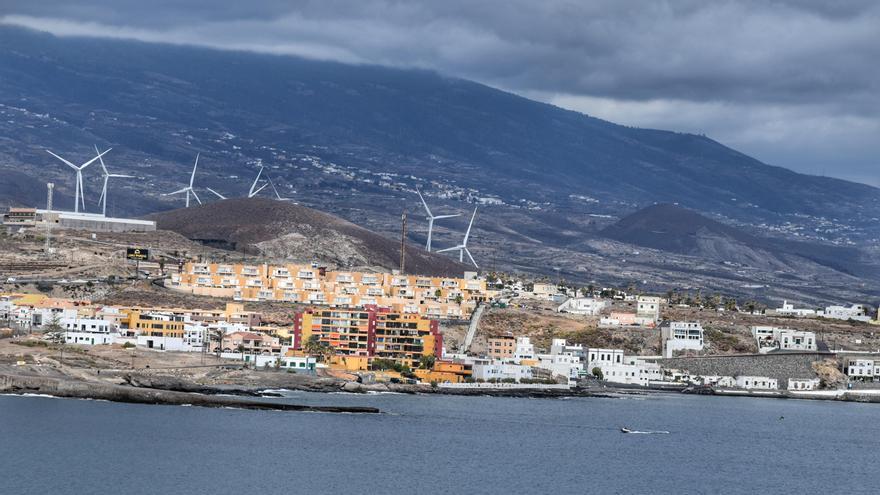 Litoral del sur de Tenerife con nubosidad en las cumbres.
