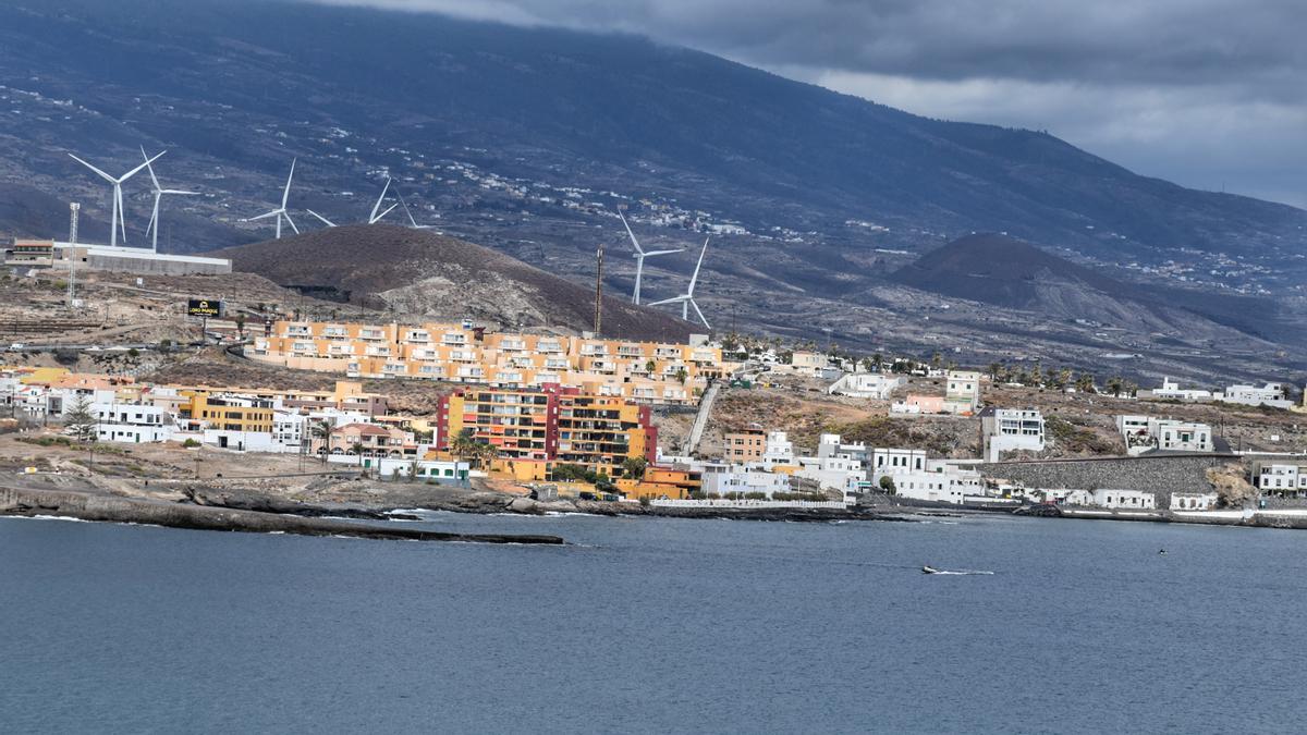 Litoral del sur de Tenerife con nubosidad en las cumbres.