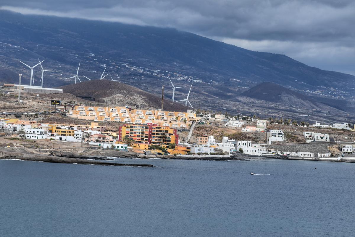Litoral del sur de Tenerife con nubosidad en las cumbres.