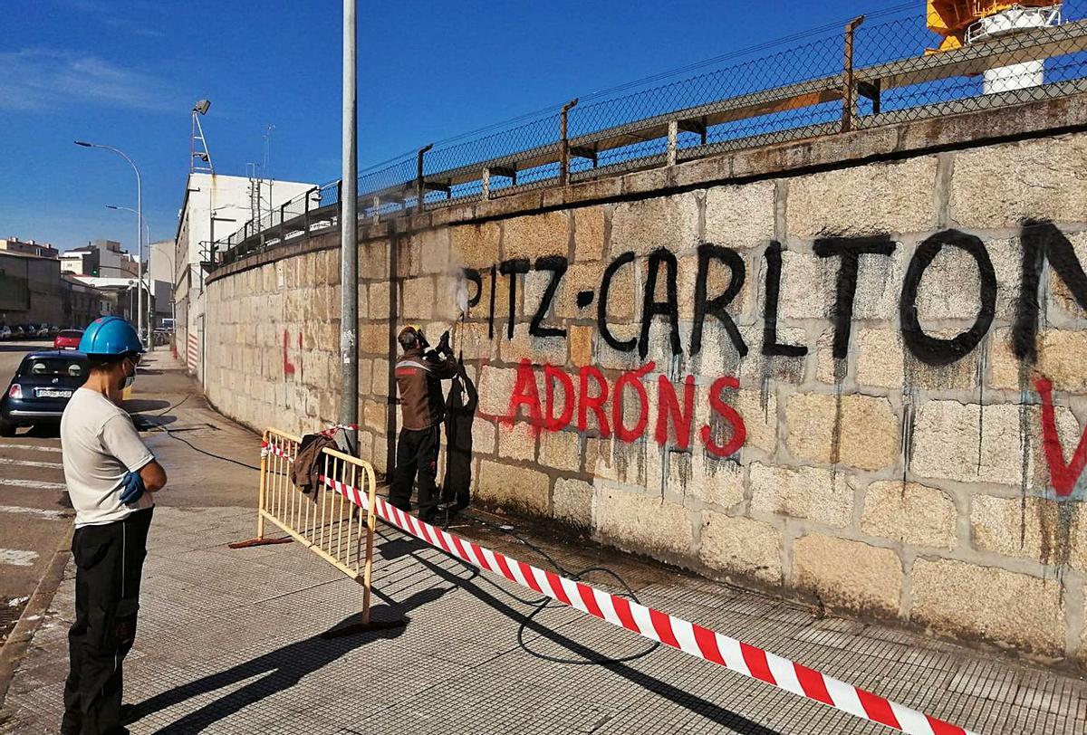 La marca Ritz-Carlton se que, a medias, en Barreras. Operarios de Hijos de J. Barreras procedieron ayer a borrar las pintadas que aparecieron en los muros del astillero en la mañana del sábado, con consignas contra la naviera The Ritz-Carlton Yacht Collection (marca comercial de Cruise Yacht, dueña de la atarazana, y filial del fondo Oaktree), Gobierno central, Xunta y el sindicato UGT. Las tareas de limpieza se vieron interrumpidas por una patrulla de la Policía Local al carecer de permiso, según fuentes de la plantilla. | FDV